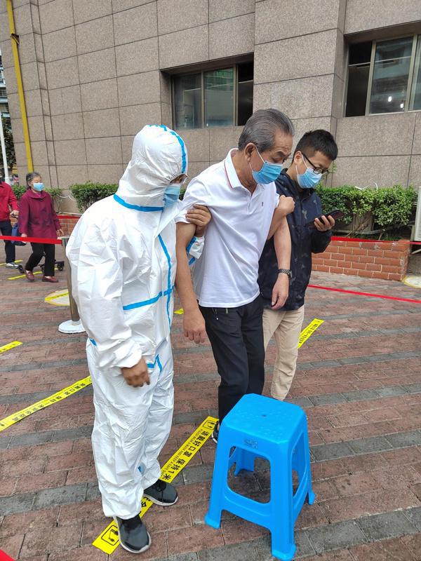 贵州：“税务蓝”加持“志愿红” 众志成城抗疫保筑365买球 世界杯买球官网(图2)