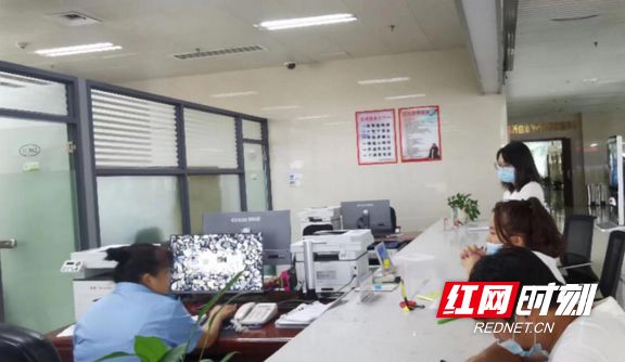 凤凰县商务局深化“放管服”改革 开通外商企业开户“远365买球 世界杯买球官网程办”(图1)