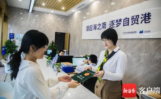 一手打伞 一手干活 “审批十条”助力三亚中央商务区工程建设项目复工复产365买球 世界杯买球官网(图1)