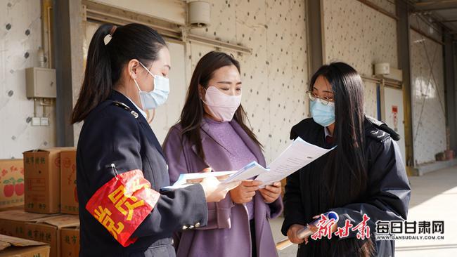 静宁县税365买球 世界杯买球官网务培训走进乡村果农地头开出发票(图3)