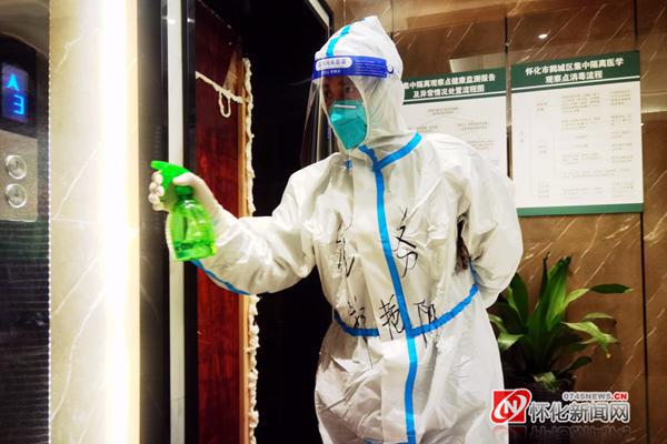 鹤城区税务干部的“防疫时间”—— 透过防护面罩他们的眼神坚定而执着365买球 世界杯买球官网(图2)