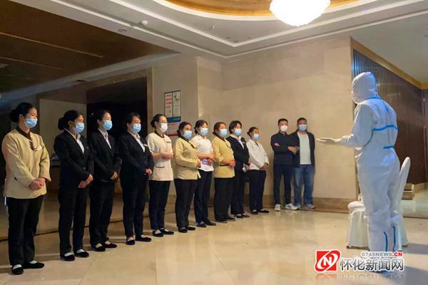 鹤城区税务干部的“防疫时间”—— 透过防护面罩他们的眼神坚定而执着365买球 世界杯买球官网(图1)