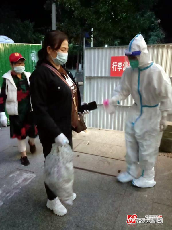 鹤城区税务干部的“防疫时间”—— 透过防护面罩他们的眼神坚定而执着365买球 世界杯买球官网(图3)