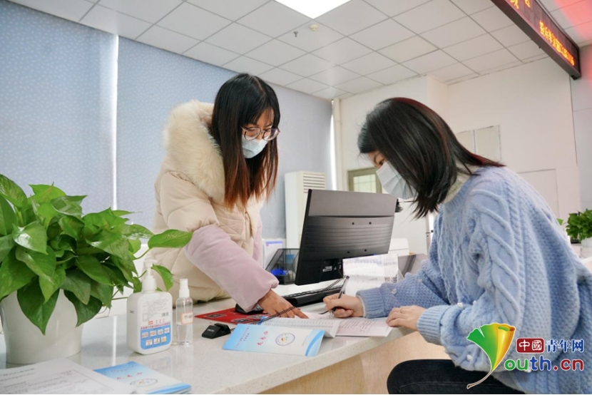 365买球 世界杯买球江西龙南：“帮代办”助企业群众办事暖心舒心(图1)