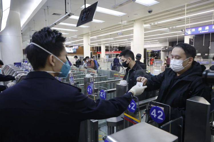 【原创】深圳旅行社出境签注业务暴增春节旅游消费市场有望迎来大批港365买球 世界杯买球官网澳游客(图1)