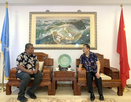 驻密克罗尼西亚联邦使馆临时代办张卫涛会365买球 世界杯买球官网见密联邦雅浦州如尔市市长杰弗里(图1)