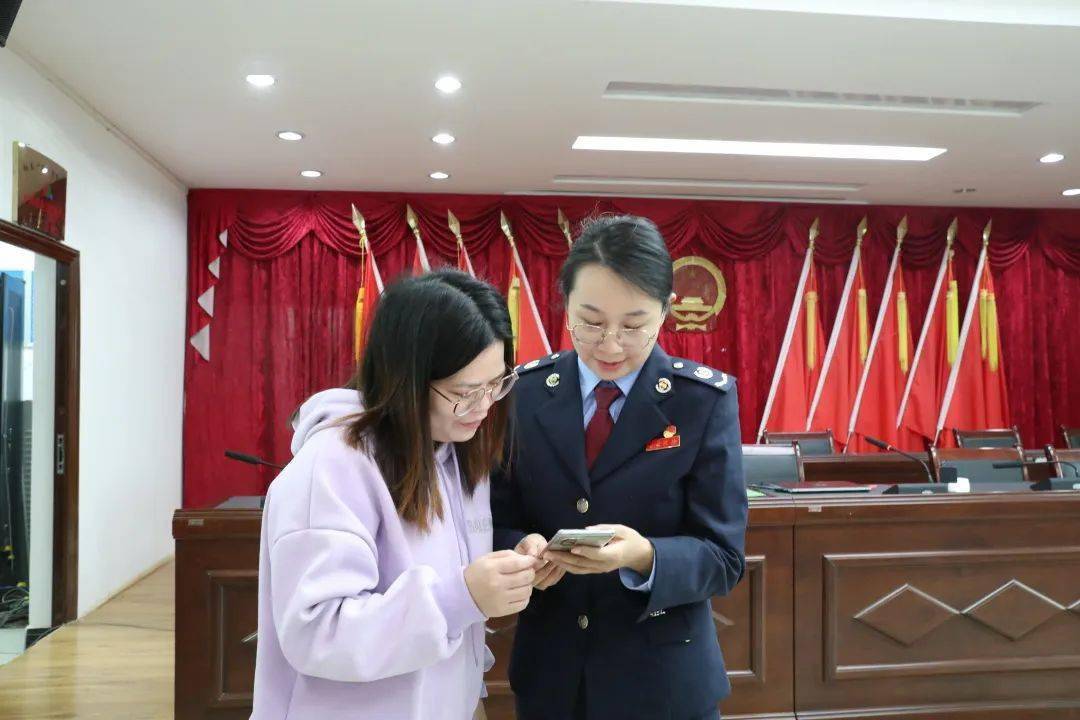 365买球 世界杯买球靖西税务：学雷锋做先锋 “税务蓝”添彩 “志愿红”(图2)