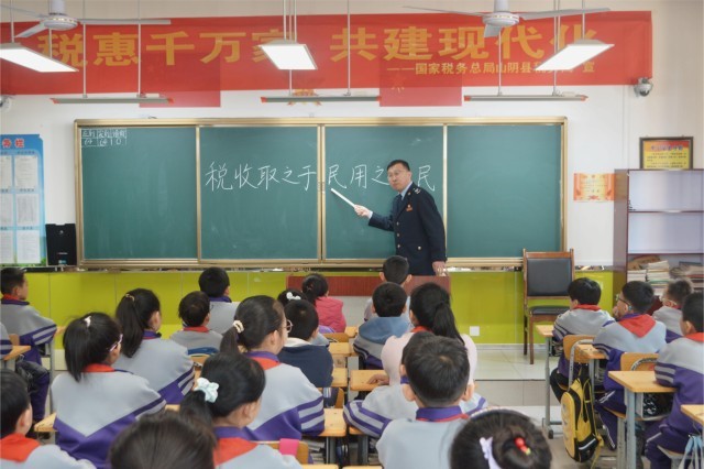 365买球网站 2022世界杯买球山阴税务：税法宣传进校园 启蒙童心伴成长(图1)