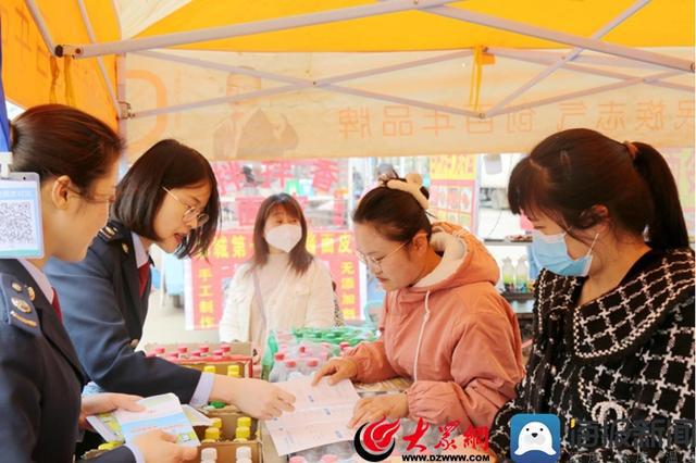 郓城税务：税宣走进梨花节 365买球网站 2022世界杯买球情系民心办实事(图3)
