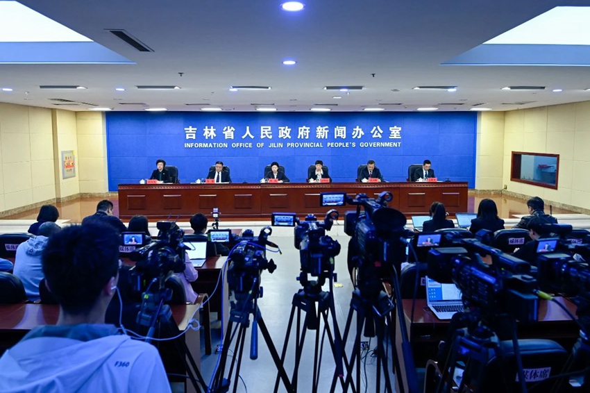 吉林省365买球 世界杯买球官网一季度外贸进出口总值4241亿元 跑赢全国平均水平(图1)