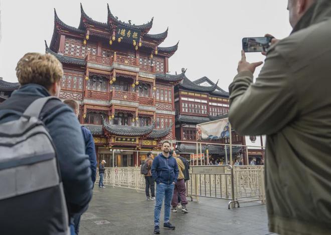 意外！上海街头突然多了很多外国365买球网站 2022世界杯买球人…有人看完视频大为震惊→(图4)