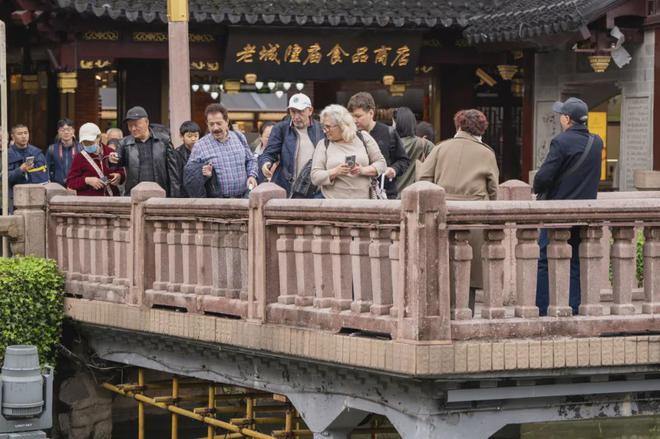 意外！上海街头突然多了很多外国365买球网站 2022世界杯买球人…有人看完视频大为震惊→(图5)