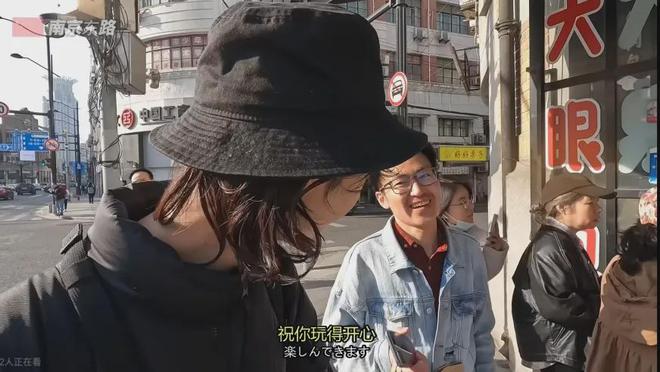 意外！上海街头突然多了很多外国365买球网站 2022世界杯买球人…有人看完视频大为震惊→(图2)