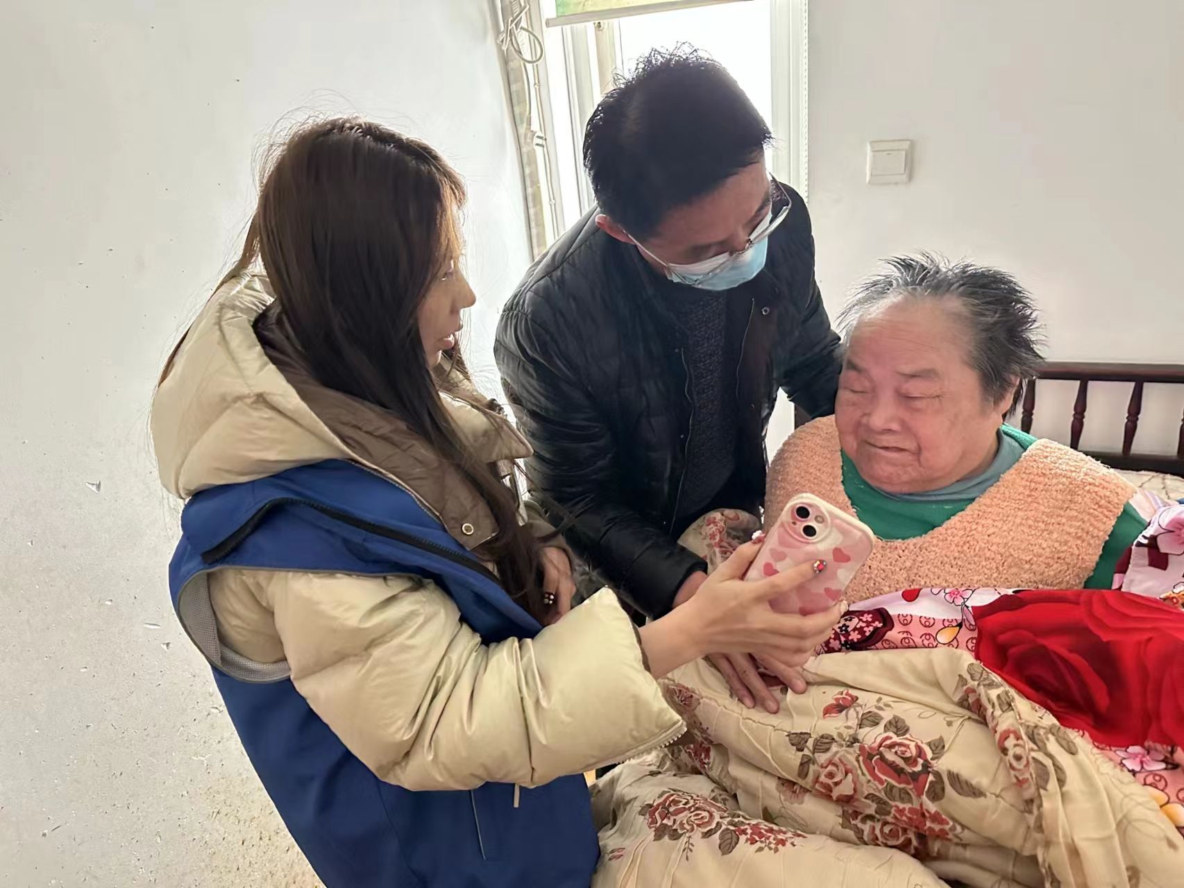 上门年审零距离 365买球 世界杯买球温情代办暖人心(图1)